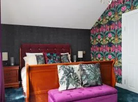 FINN VILLAGE - Loch Lomond Villa B&B Jungle Room with HOT TUB