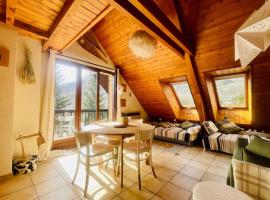 Ski nest with large balcony, hotel in La Salle Les Alpes