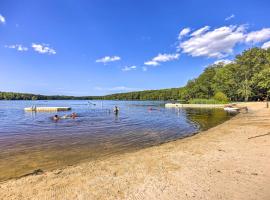 Poconos Vacation Rental with Lake Access and Hot Tub!, kotedžas mieste Gouldsboro