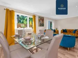 MUIRTON HOUSE, 4 Bed House, 4 Car Driveway, 2 Bathrooms, Smart TVs in every room, Fully Equipped Kitchen, Large Dining and Living Space, Rear Garden, Free WiFi, Mid to Long Stay Rates Available by SUNRISE SHORT LETS