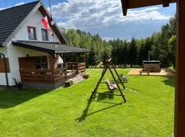 Domek z kominkiem nad jeziorem z jacuzzi ogrodowym