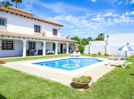 Amplia casa rural con precioso jardín cerca de Málaga capital., viešbutis Malagoje