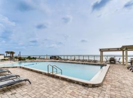 Daytona Beach Shores Condo with Oceanfront Pool!, apartamento en Daytona Beach Shores