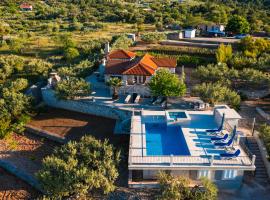 VILLA AGAPE - Stone villa on 15k m2 olive grove - Incredible 360 view, hotelli kohteessa Mirce