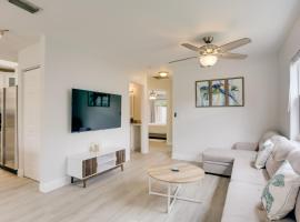 Light and Airy Jupiter Townhome Near Beaches!, hotel din Jupiter