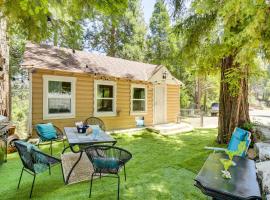 Pet-Friendly California Abode with Fenced-In Yard! โรงแรมในCrestline