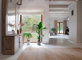 Leśny dom z basenem w okolicy Zegrza, отель в городе Gąsiorowo