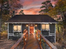 Closer to the Stars Cabin with Fire Pit, hotel with parking in Sugarloaf