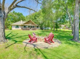 Eustace Lakefront House with Private Dock and Views!, hotel in Eustace