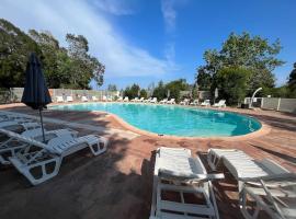 Mini villa 64-7pers dans résidence avec piscine proche plage, hotell i Sari Solenzara