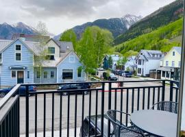 Walk to Everything, Views to the Waterfalls Sleeps 8, casa vacanze a Telluride