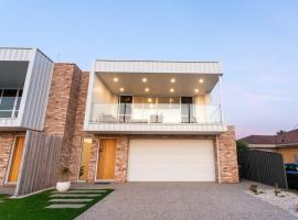 Ocean Pearl, Entire Home on the Esplanade, holiday home in Port Noarlunga South