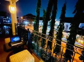 Elegance Oasis: Central 2BR Apartment with Balcony, View, and WiFI in Maitama