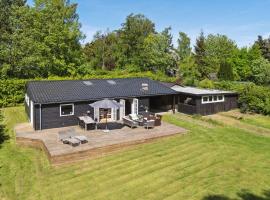 Lovely Secluded Cottage In Dronningmlle,, villa in Dronningmølle