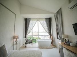 White Wall Riverfront Hotel, hotel em Kamphaeng Phet