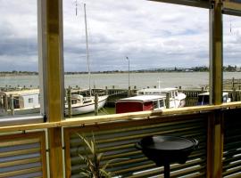 Boat Haven Studios โรงแรมใกล้ ท่าจอดเรือ Coorong Quays Hindmarsh Island ในกูลวา