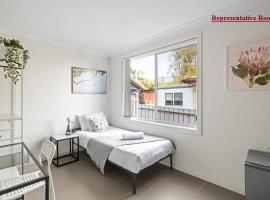 Cozy Single Room in Panania - Close to Station & Eateries - Shared Bathroom, hotel en Panania