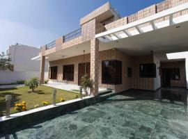 The Lawn House : 3BHK Furnished Villa with Lawn, cabaña o casa de campo en Amritsar