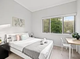 Modern Private Double Room - Centrally Located - Shared Bathroom