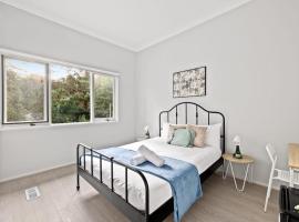 Cozy Queen Room - Nearby Transport & Shop - Shared Bathroom, hotel v destinaci Killara