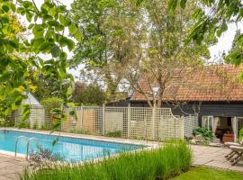 Dedham Vale Cottage with Swimming Pool - Yew Tree Barn, cottage ở Higham