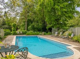 Dedham Vale Cottage with Swimming Pool - Yew Tree Barn, hotell med parkering i Higham