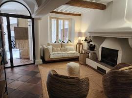 La Belle Histoire, hotel i Claviers