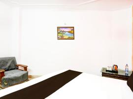 Roomshala 170 Hotel Aura - Malviya Nagar, hotel i Malviya Nagar, New Delhi