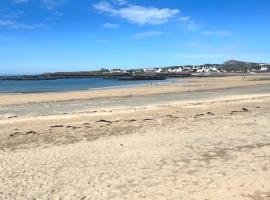 Trearddur Bay ground floor apartment, hotel v destinaci Trearddur