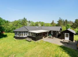 4 Bedroom Beautiful Home In Skjern, hotel v destinaci Skjern