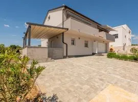 3 Bedroom Lovely Apartment In Mandre