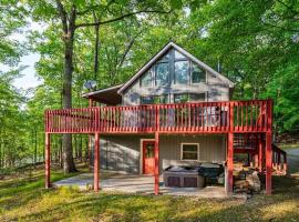 Hot Tub, Huge Deck, WiFi, Fire Pit at Chalet Cabin, hotel na may parking sa Morton Grove