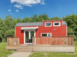 Rode Tiny House met zwembad