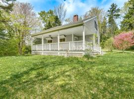 Rustic Marlboro Cottage 4 Mi to Lake Raponda!, pet-friendly hotel in Brattleboro