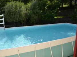 Maison charmante avec piscine et jardin à Robiac-Rochessadoule, hotel in Rochessadoule