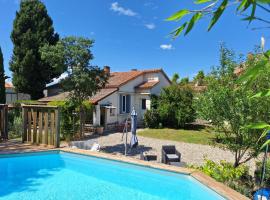 Maison avec piscine dans village provençal., hotel i Courthézon
