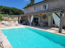 Gite 7 personnes piscine privée, hotel din Savignac-les-Églises