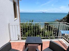 House On The sea Amalfi Coast: Vietri'de bir otel
