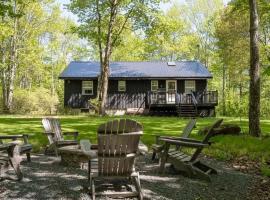Rustic Chic Cabin with Hot Tub by Summer, hotel in Roscoe