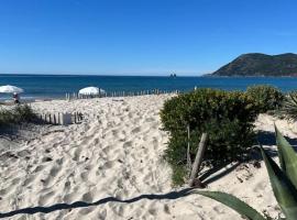 Studio Le Calypso les pieds dans l'eau 10 m mer, Hotel in La Seyne-sur-Mer