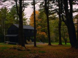 Modern Cabin with View Firepit Hikes by Summer, hotel with parking in Claryville