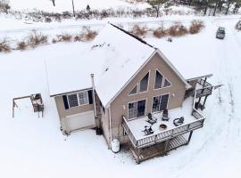 Private Modern Home with Fire Pit by Summer, holiday home in Cornwallville