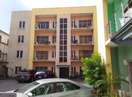 St Theresers apartment with swimming pool, hotell i Lekki Phase 1 i Lagos