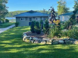 Cozy Cabin on Muskegon River, hotel with parking in Big Rapids