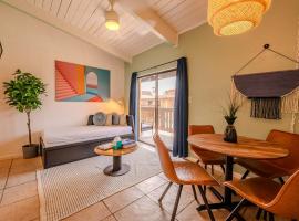Kingfishers Retreat Serene 1BR Escape with Balcony 207, hotel u gradu Saut Padre Ajland
