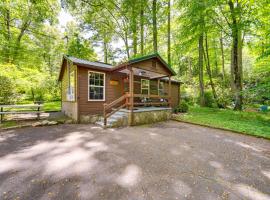 Pet-Friendly Maggie Valley Cabin with Pool Access!, hotell i Maggie Valley