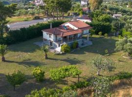 Marva Residence - comfortable 8-person retreat – dom wakacyjny w mieście Nerómilos