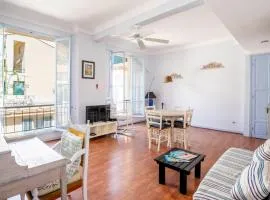 Charming air conditioned 1 bedroom close to beach