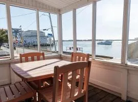 Family House with Bayview Walk to the Beach & Boardwalk