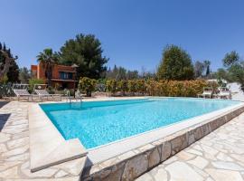 Villa piscina giardino recintato 5 camere WiFi barbecue Aria condizionata, hotelli kohteessa Collemeto